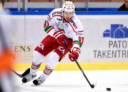 Modos Adrian Kempe med pucken