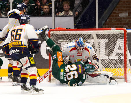 Färjestads Rasmus Asplund faller framför Djurgårdens