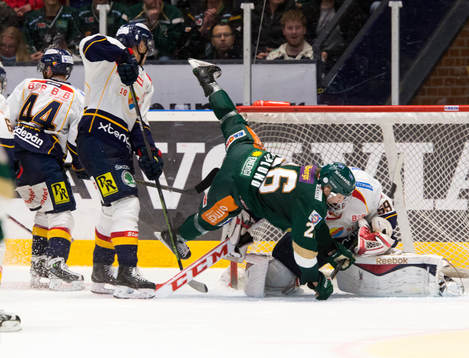 Färjestads Rasmus Asplund faller framför Djurgårdens