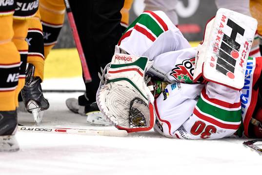Modos målvakt Linus Ullmark håller för sitt ansikte