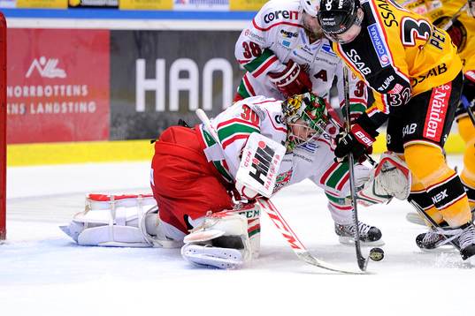 Modos målvakt Linus Ullmark räddar ett skott