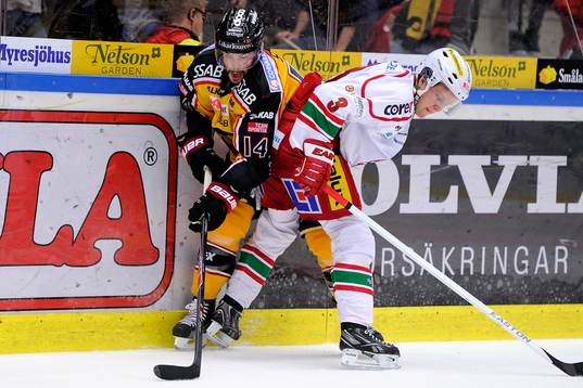 Luleås Stephen Dixon i kamp om pucken med Modos Joonas