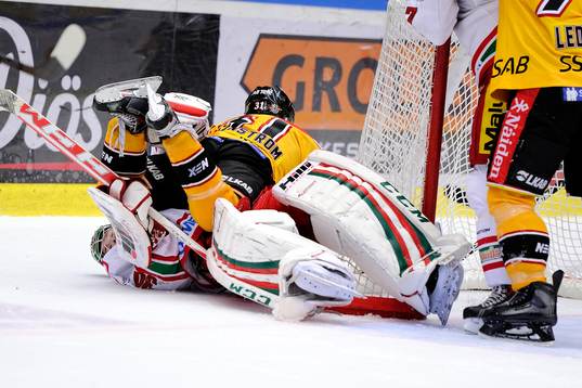 Luleås Jonathan Granström hamnar på Modos målvakt Linus