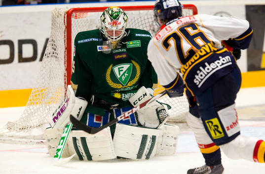 Djurgårdens David Rundqvist skjuter på Färjestads