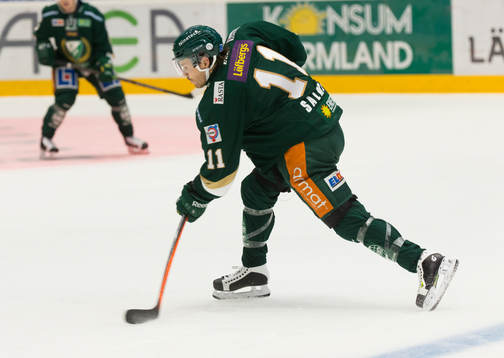 Färjestads Anssi Salmela skjuter ett skott