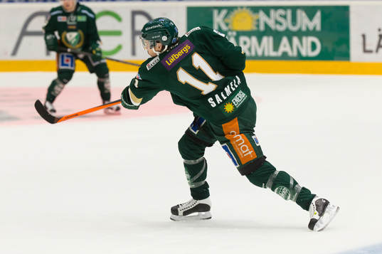 Färjestads Anssi Salmela skjuter ett skott