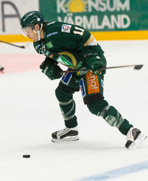 Färjestads Anssi Salmela skjuter ett skott
