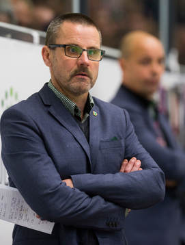 Färjestads tränare Tommy Samuelsson ser bekymrad ut