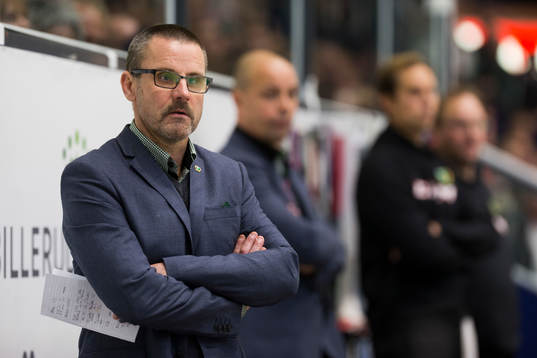 Färjestads tränare Tommy Samuelsson ser bekymrad ut