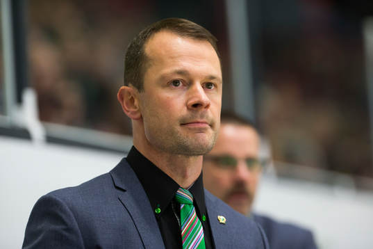 Färjestads  assisterande tränare Radek Hamr ser allvarlig
