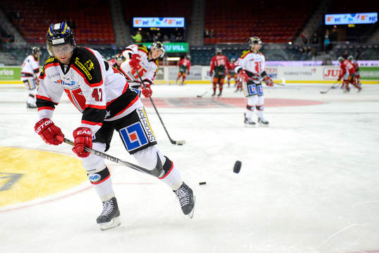 Örebros Johan Adolfsson värmer upp innan ishockeymatchen