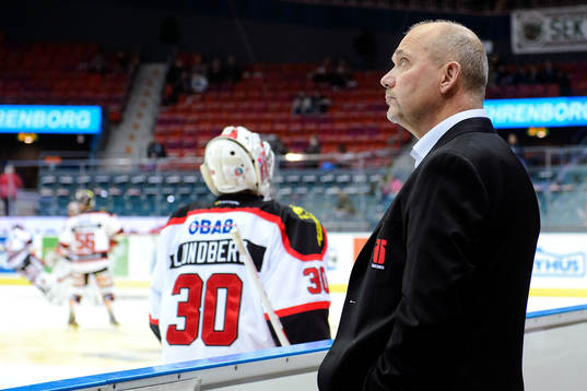 Örebros tränare Kent Johansson följer träningen innan