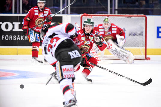 Frölundas Anton Blidh täcker skottunder ishockeymatchen