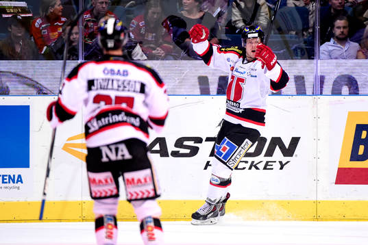 Örebros målvakt Henrik Lundberg jublar