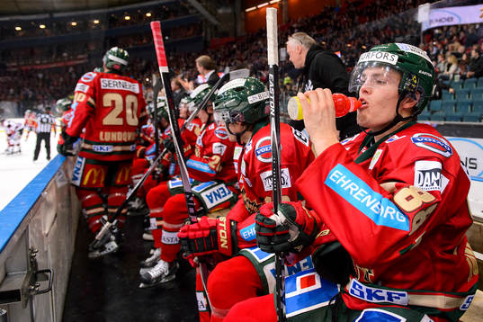 Frölundas Andreas Johnson dricker dryck i båset