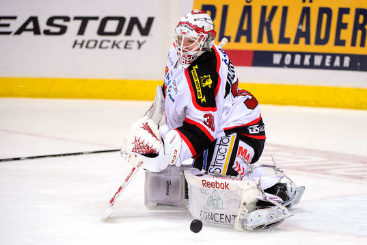 Örebros målvakt Henrik Lundberg räddar ett friläge