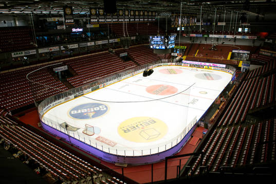 Tomma läktare inne på Gavlerinken Arena före