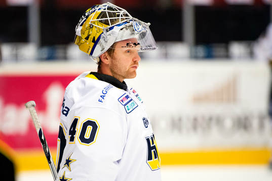 HV71s målvakt Erik Ersberg före ishockeymatchen i SHL