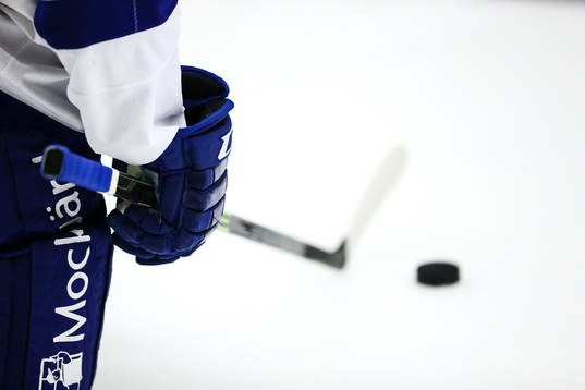 Leksands genrebild med puck och klubba