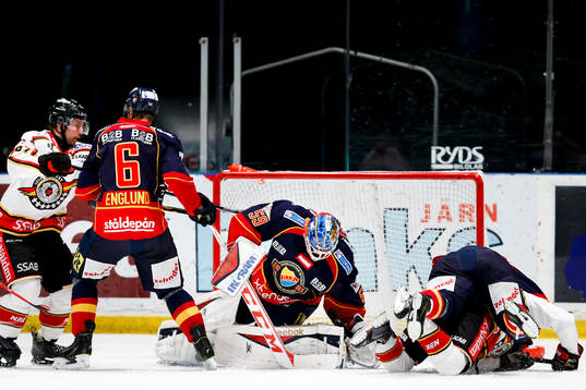 Djurgårdens målvakt Mantas Armalis blockerar pucken