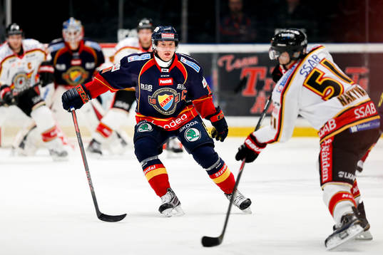 Djurgårdens Joakim Eriksson försvarar mot Luleås