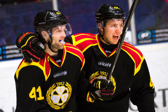 Brynäs Greg Scott och Jacob Blomqvist jublar