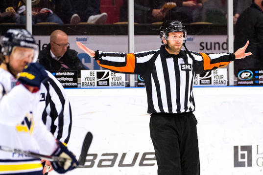 Domaren Marcus Linde dömmer bort mål för Brynäs