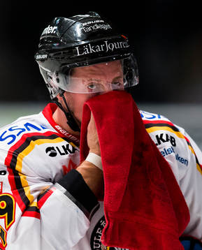Luleås Chris Abbott torkar ansiktet