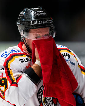 Luleås Chris Abbott torkar ansiktet