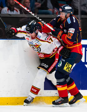 Luleås Jan Sandström får en tackling bakifrån av