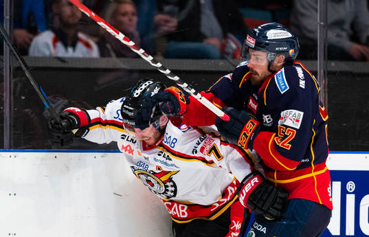 Luleås Jan Sandström får en tackling bakifrån av