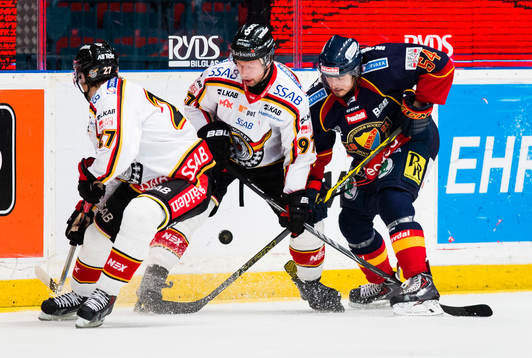 Luleås Daniel Zaar och Per Ledin håller bort Djurgårdens