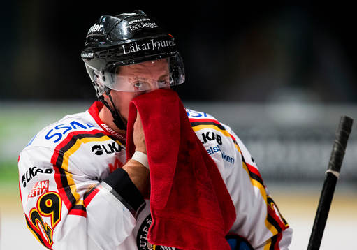 Luleås Chris Abbott torkar ansiktet