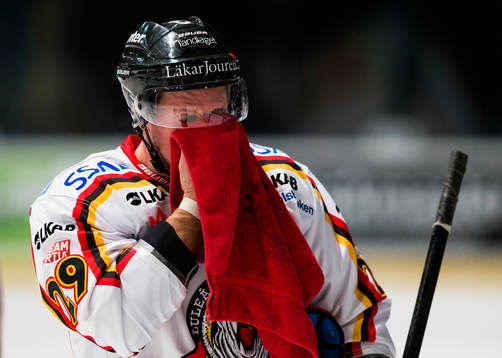 Luleås Chris Abbott torkar ansiktet