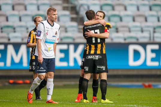 Häckens Martin Ericsson gratuleras av Häckens Gunnar