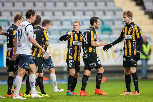Häckens Martin Ericsson gratuleras av Oscar Lewicki och