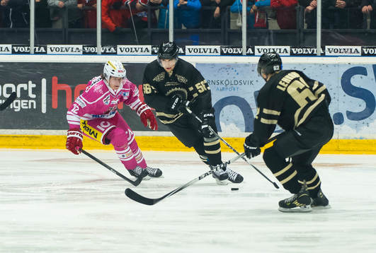 Frölundas Erik Gustafsson Artturi Lehkonen håller undan