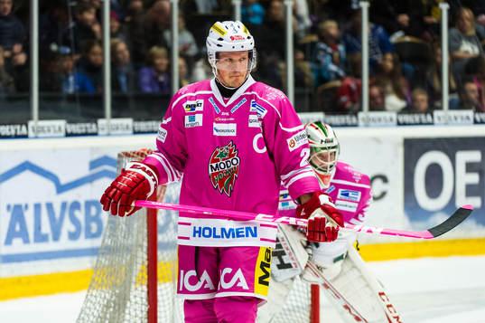 Modos Samuel Påhlsson spelade med en rosa klubba till