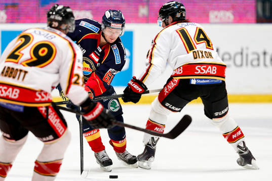 Djurgårdens Vjatjeslav Trukhno åker mellan Luleås Chris