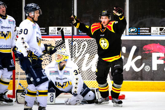 HV71s målvakt Gustaf Wesslau deppar medan Brynäs Daniel