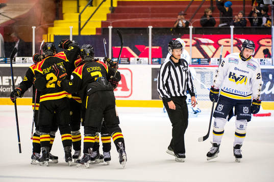 Brynäs jublar samtidigt som HV71s Mattias Karlsson deppar