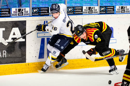 HV71s Riley Holzapfel och Brynäs Jonas Nordquist