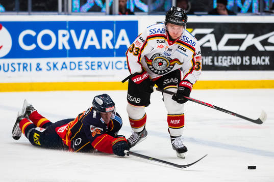 Djurgårdens Marcus Sörensen slänger sig i ett försök