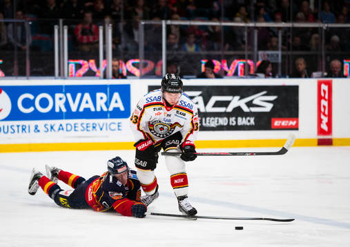 Djurgårdens Marcus Sörensen slänger sig i ett försök