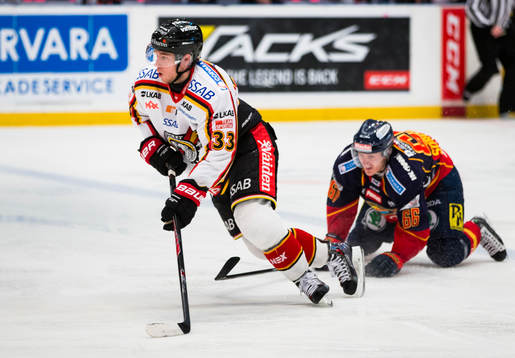 Luleås Andreas Hjelm tar sig förbi Djurgårdens Marcus