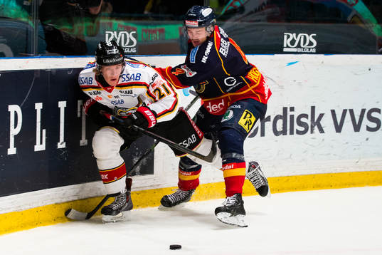 Luleås Emil Sylvegård i kamp om pucken med Djurgårdens