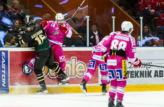 Frölundas Anton Axelsson trycker upp Modos Travis Roche