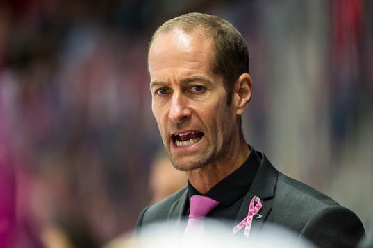 Modos tränare Anders Forsberg med rosa band och slips