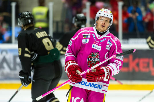 Modos Samuel Påhlsson spelade med rosa klubba och dress