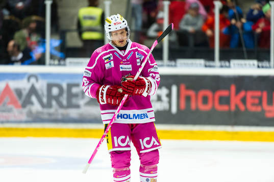 Modos Samuel Påhlsson spelade med rosa klubba och dress